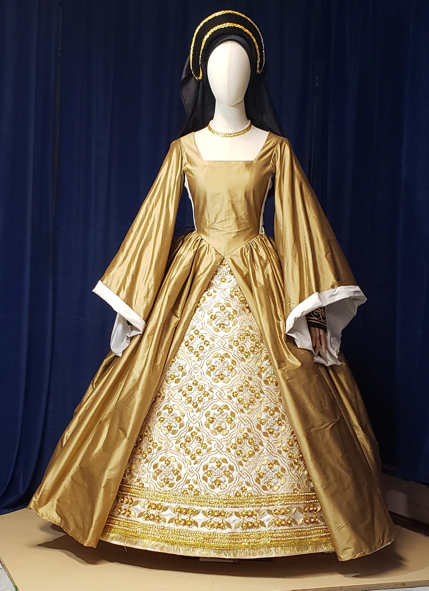 Queen Katherine Parr replica set on Cream Duchess Silk Satin
