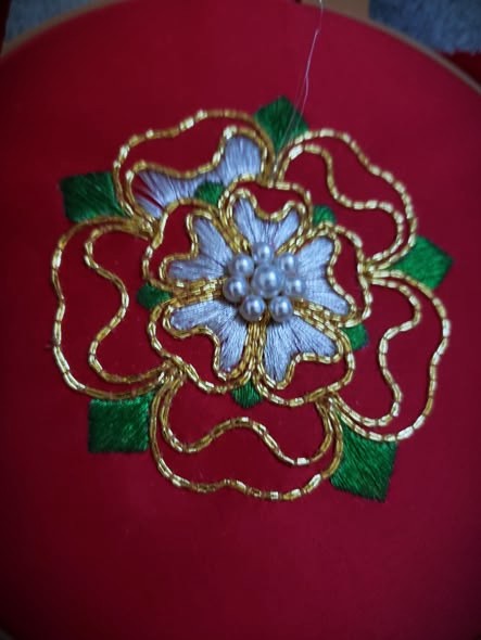 Tudor Rose Goblet Topper